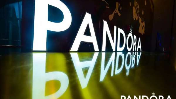 聚集半個(gè)動(dòng)漫圈的跨年晚會(huì)活動(dòng)，一群cos人物活躍了整場(chǎng)活動(dòng)