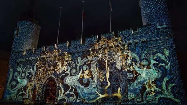 聲與光的燈光秀表演活動亮相了，約十幅投影圖像點亮法國拉羅謝爾市政廳