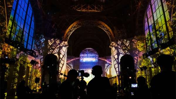 時裝發(fā)布會活動策劃的這個360度多媒體景觀讓T臺秀大放異彩