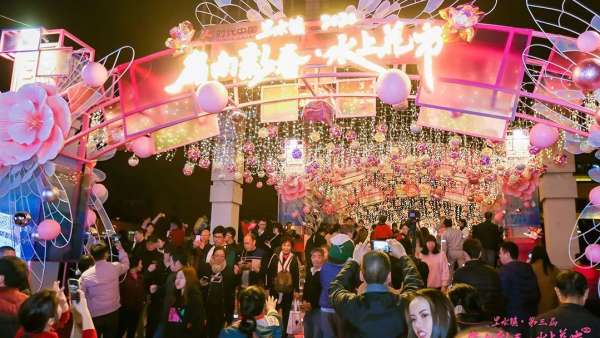 水上花市的展覽活動今年里水鎮(zhèn)亮相央視《新聞聯(lián)播》，聚集了各地眼球