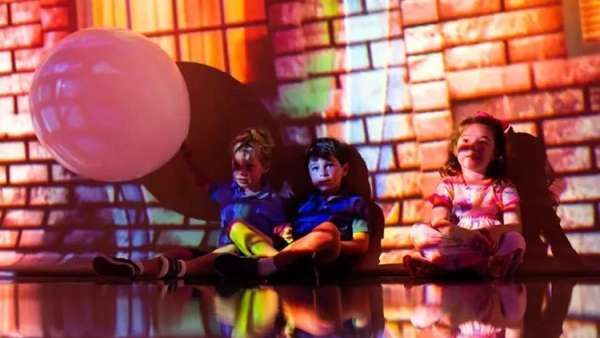 大禮堂內(nèi)的這場沉浸式多媒體展覽活動，360°體驗帶你穿越虛擬世界