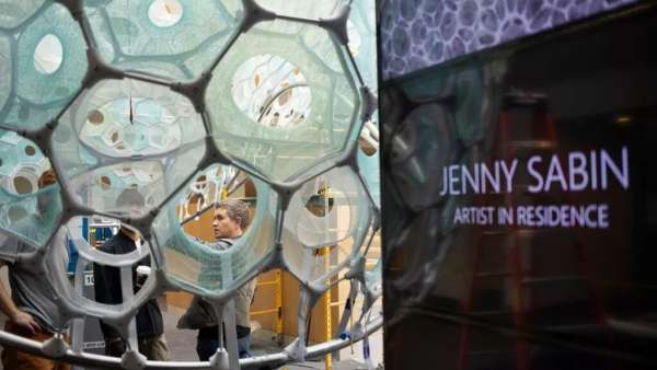 AI與建筑融合的這樣一件藝術(shù)展覽活動裝置塑造了更多的互動活力