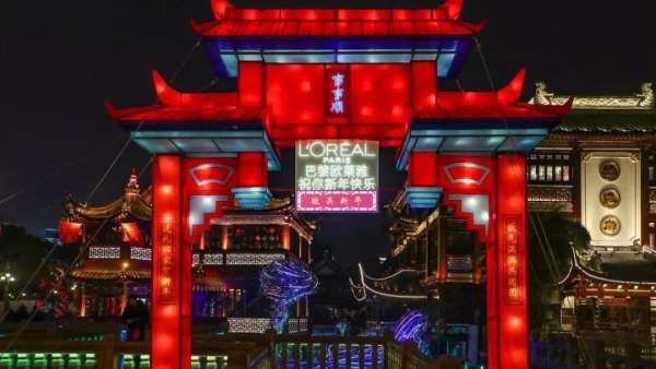 巴黎歐萊雅燈會(huì)快閃店活動(dòng)詮釋著什么是傳統(tǒng)與科技融合、經(jīng)典與現(xiàn)代碰撞