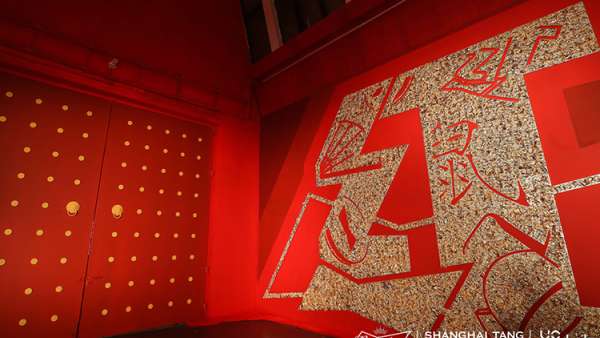 紅色經(jīng)典的沉浸式藝術(shù)慶典活動(dòng)融匯了中西方文化，鴻運(yùn)當(dāng)頭