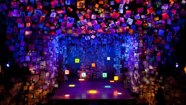 音樂劇的展覽活動形式竟然以一本書開篇，這是一部萬人迷的音樂劇吧