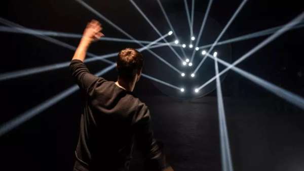 一款可以互動的燈光作品刷亮了米蘭時裝周展覽活動，熱度再次攀升