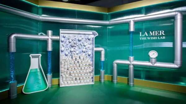 實(shí)驗(yàn)室般的快閃店活動(dòng)當(dāng)屬海洋拉娜清新自然，5個(gè)巨型打卡點(diǎn)更奇幻