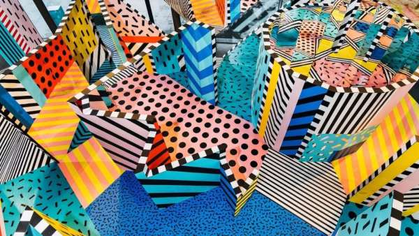 孟菲斯派藝術(shù)風(fēng)格的快閃店活動策劃設(shè)計賦予空間鮮亮的色彩與張力