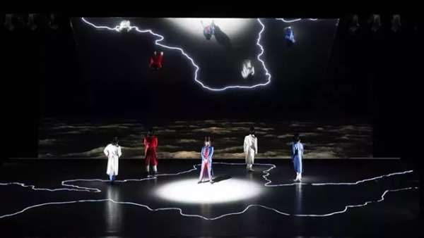 這樣的舞臺劇演出活動的舞美設(shè)計，直接把劇本立體起來了