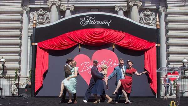 因為市歌，這座城市為他舉辦了銅像揭幕儀式活動，還有街道的命名