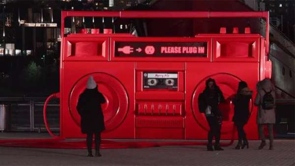 快閃店活動(dòng)策劃亮點(diǎn)竟是一個(gè)巨大的插座和插頭，但卻樂(lè)趣橫生