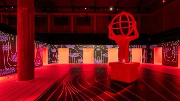 時(shí)裝展覽活動(dòng)上的這波紅色操作，增加了模特出現(xiàn)和消失之間的神秘感