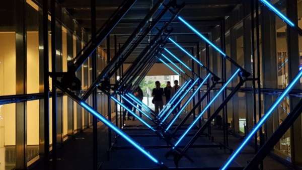 光之書寫的燈光藝術(shù)展覽活動(dòng)融合了戶外場(chǎng)地，全新沉浸式展出