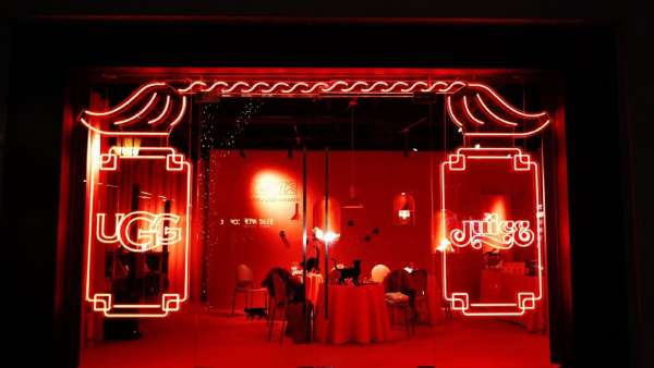 玩起貓鼠游戲的潮流快閃店展覽活動(dòng)化身成裝點(diǎn)著迷幻紅色霓虹燈光的餐廳