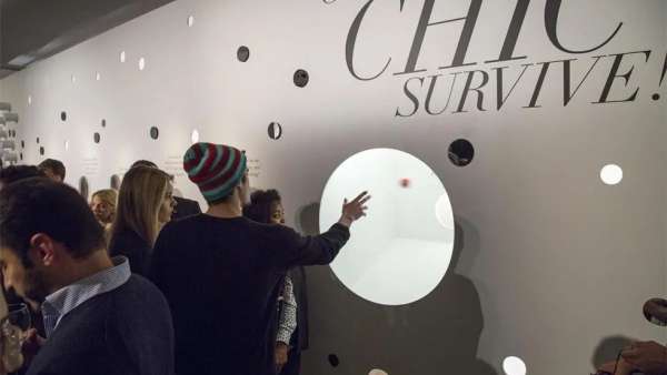 時(shí)裝周歡迎派對(duì)活動(dòng)上，一道交互式概念的藝術(shù)形象墻讓大家駐留了