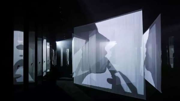 小銀條美妝新品發(fā)布會活動(dòng)上那細(xì)長的通道與棱角分明的舞臺，不羈且革新