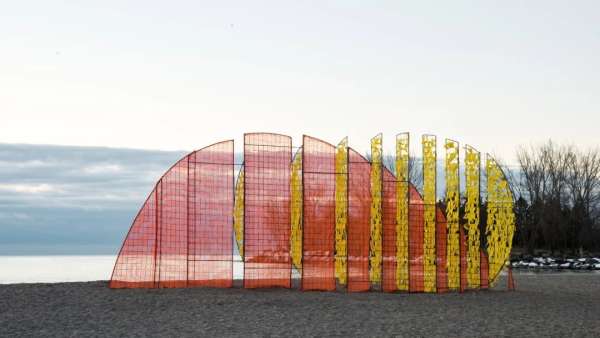多倫多一場藝術(shù)主題展覽活動占據(jù)了整個(gè)Woodbine Beach沿岸未使用的救生站