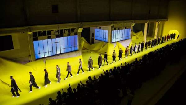 時(shí)裝秀活動(dòng)策劃的點(diǎn)睛之筆非舞臺(tái)設(shè)計(jì)不可吧，這些舞臺(tái)設(shè)計(jì)太震撼了