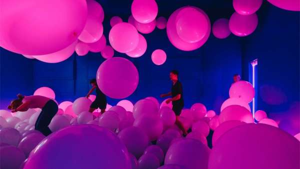 運動鞋發(fā)布會活動的發(fā)布現(xiàn)場打造成成年人的互動樂園，樂趣橫生