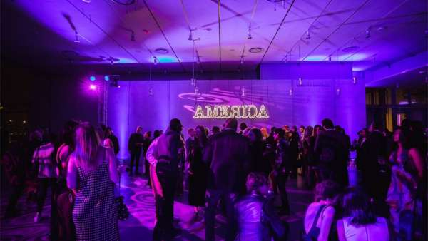 一場博物館藝術(shù)派對(duì)活動(dòng)營造老前衛(wèi)的氛圍，結(jié)束后還變成了糖果色