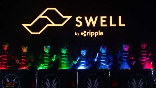 金融技術(shù)會(huì)議活動(dòng)創(chuàng)新布景居然是舞臺(tái)側(cè)面的兩組巨大的折紙紙鶴窗簾