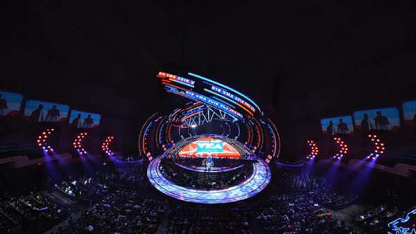 豎立在舞臺(tái)上的8.2米月亮人雕塑，秒殺了音樂活動(dòng)那些平凡策劃