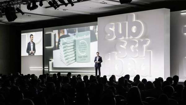 這家軟件公司的訂閱會(huì)議活動(dòng)直接把企業(yè)劇院的場景搬上了舞臺(tái)，牛！