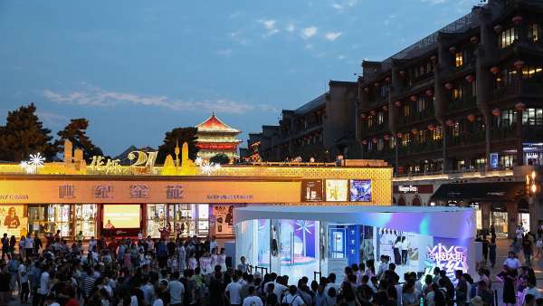 手機快閃店活動請了雪糕姑娘給你解解暑，滿滿都是幻彩冰爽