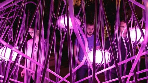 街頭的這個(gè)LED燈光藝術(shù)展覽活動裝置還能產(chǎn)生聲波流，太神奇了