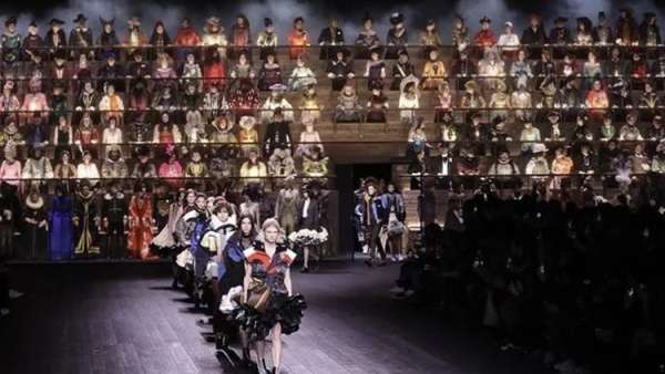 LV時(shí)裝發(fā)布會(huì)活動(dòng)呈現(xiàn)了一場時(shí)空交錯(cuò)的時(shí)裝秀，合唱團(tuán)設(shè)置更有感覺