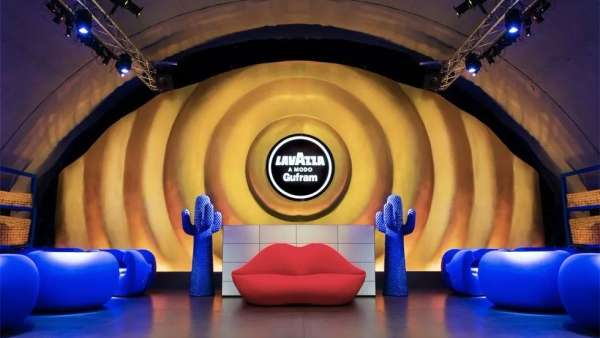 咖啡機(jī)發(fā)布會活動派對現(xiàn)場營造了金庫的氛圍，飽滿的誘人黃金色