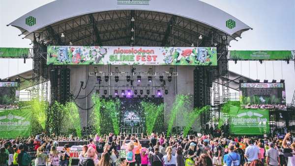 狂歡節(jié)活動(dòng)現(xiàn)場就是一個(gè)大型的演唱會(huì)嘛，還有各式互動(dòng)的游戲活動(dòng)