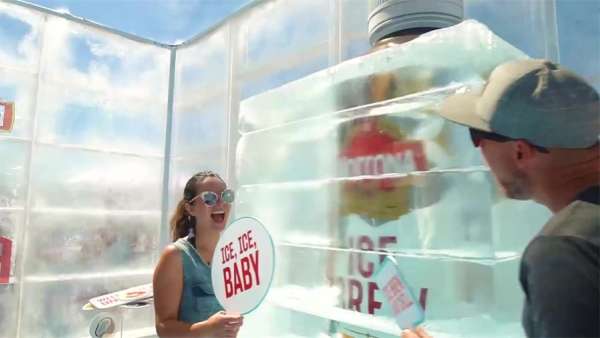 2.8米高的巨大冰塊閃現(xiàn)在這家咖啡快閃店活動(dòng)，炎熱夏天太提神了