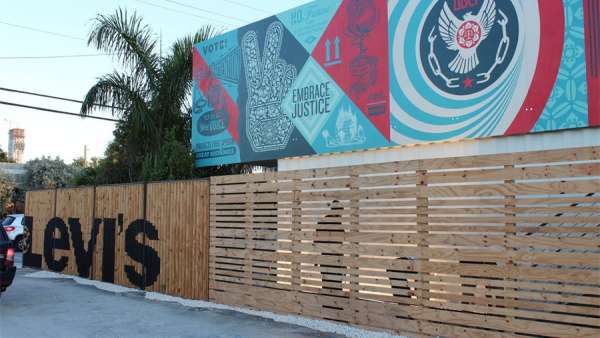 牛仔褲快閃店活動(dòng)再現(xiàn)集裝箱設(shè)計(jì)風(fēng)格，更有超級(jí)碗、音樂(lè)周等你來(lái)