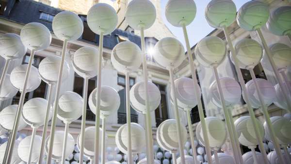 舊酒店里的喬丹系列新品展覽活動上，后院籃球場不禁想起了已故的科比