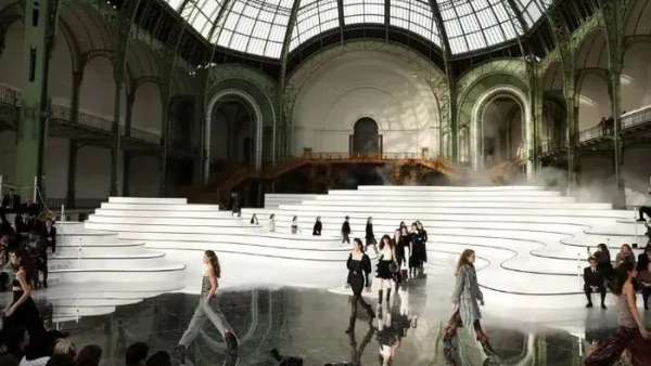 仙境般的時裝發(fā)布會展覽活動看得如癡如醉，又一朝圣者的心之向往