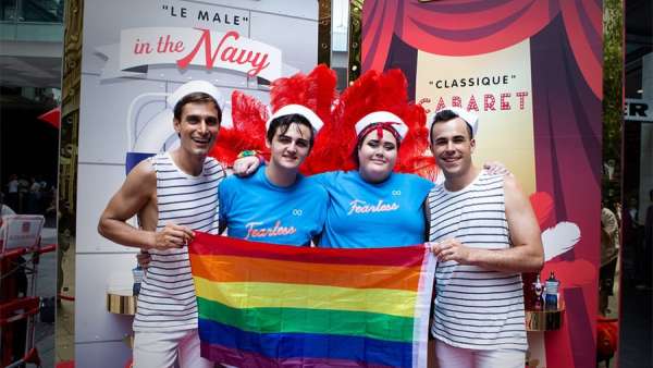 巴黎壞孩子造了一群水手走上大街只為進行香水快閃店活動的互動