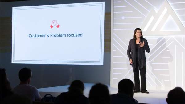 峰會(huì)活動(dòng)策劃僅以一個(gè)背光樣式的標(biāo)志作為舞臺(tái)主視覺(jué)，創(chuàng)意值滿分