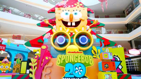 5.5米高的巨型海綿寶寶調(diào)皮地參與了一場周年慶典活動