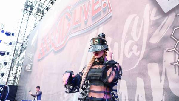 潮玩本色盡顯無疑，這次的汽車發(fā)布會展覽活動玩的就是心跳，爵對玩+