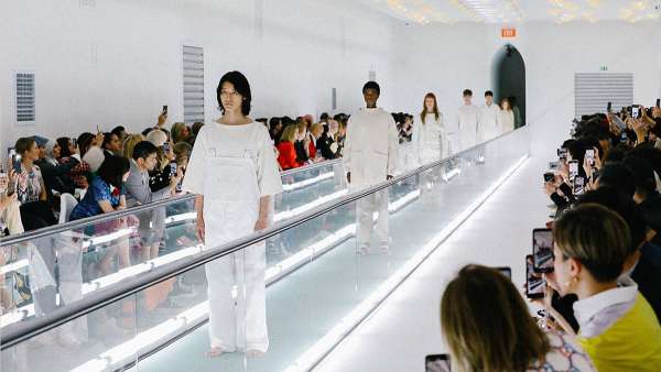 時(shí)裝發(fā)布展覽活動(dòng)策劃了一個(gè)傳送帶的秀臺(tái)，現(xiàn)場異?！八腊濉? width=