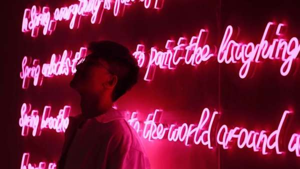 跟隨5位藝術(shù)家的會展活動里的沉浸式場景，退回到最美好的校園時光