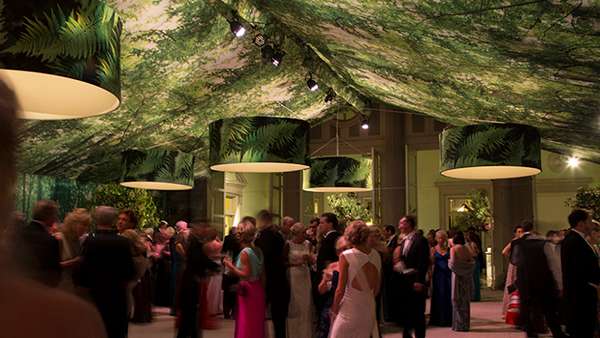 派對活動策劃中運用最多的發(fā)光裝飾應(yīng)該是吊燈吧