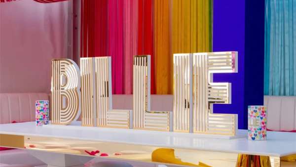 天吶！這彩虹色的派對活動(dòng)現(xiàn)場太愛了，氣球和流蘇的策劃創(chuàng)意真美好