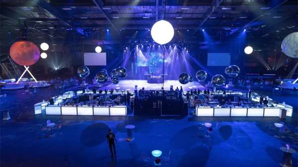 太空主題的員工派對活動現(xiàn)場，黑暗中發(fā)光的創(chuàng)意策劃拍手叫絕