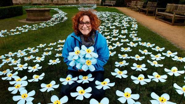 800多支金屬“勿忘我”組成的藝術(shù)展覽活動旨在紀(jì)念所愛的人