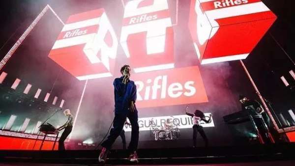 搖滾樂隊(duì)的這次演唱會(huì)活動(dòng)策劃太有視覺沖擊力了，就是電影級的體驗(yàn)嘛