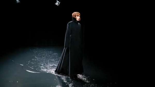 充滿怪異事物的時裝發(fā)布展覽活動更顯時尚而精彩