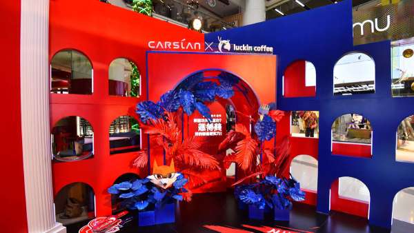 職場上的快閃店活動是一個斗獸場，紅藍撞色也能越戰(zhàn)越勇