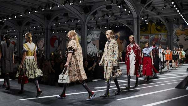 時裝T臺展覽活動還能這么策劃，這批女性漫畫家創(chuàng)造了超級英雄新力量